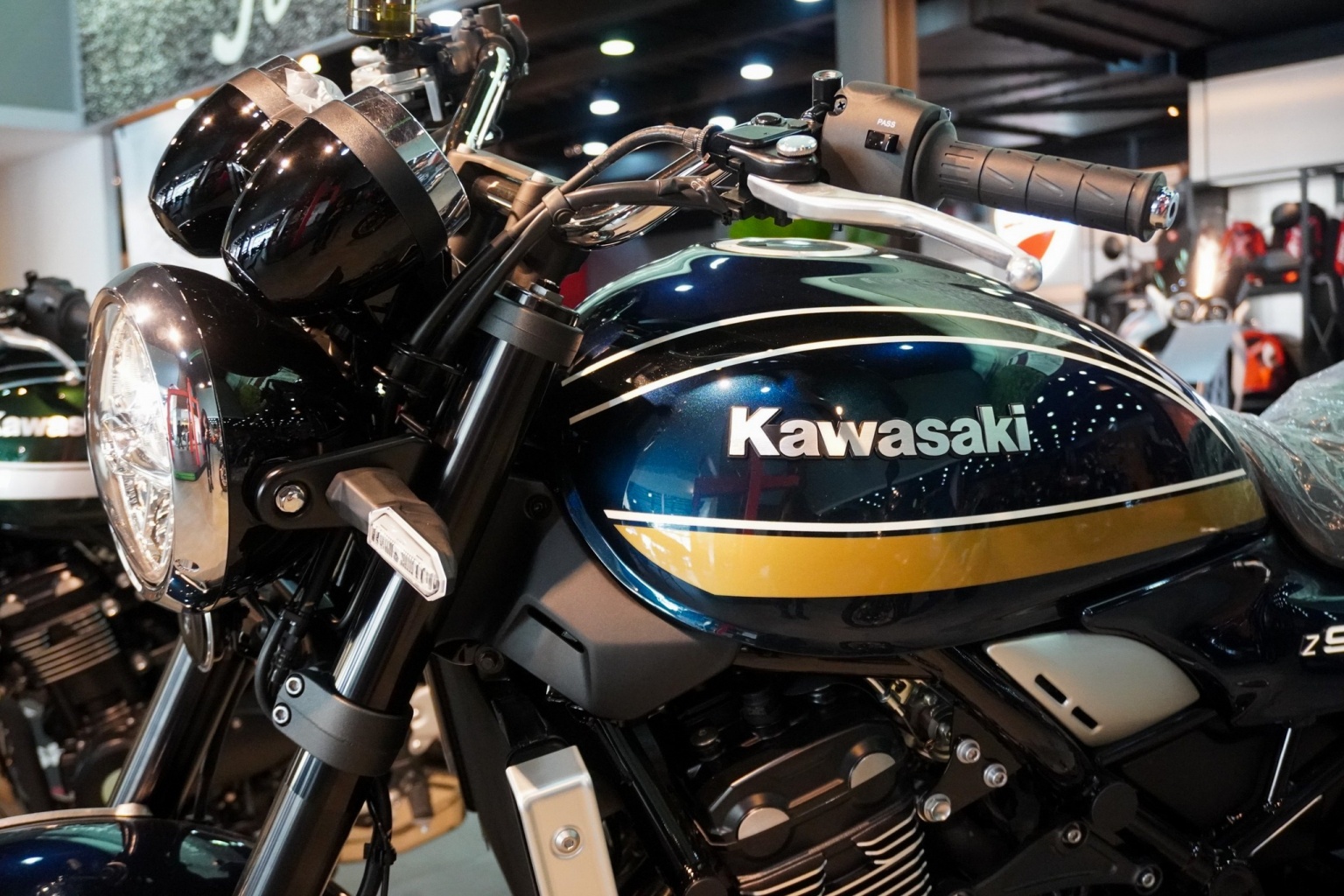 Z900RSBLUEMJ.jpg (472 KB)